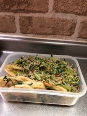 レンコンと大根葉のピリ辛炒めの写真