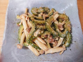 簡単!ゴーヤとシメジの味噌ニンニク炒め♪