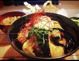 茄子と豚肉の照りたま丼
