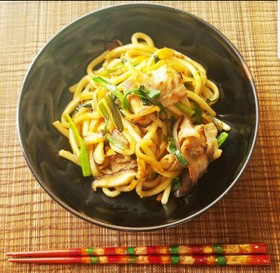 豚バラとニラのサムジャン焼きうどん