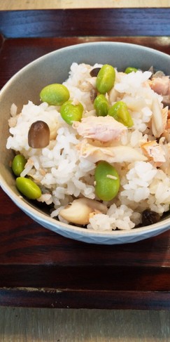 鮭と枝豆としめじの炊き込み御飯