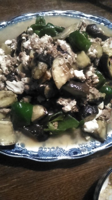 夏野菜とひき肉と豆腐の炒め物の写真