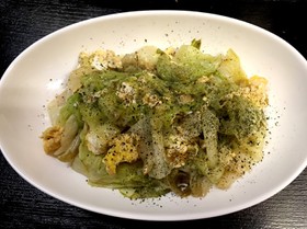 レタスと卵がざっくりと炒められたもの