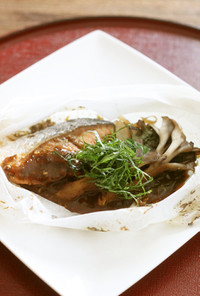 大葉味噌で作る鮭とキノコの包み焼き