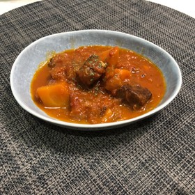 本当に美味しい!牛肉の赤ワイントマト煮