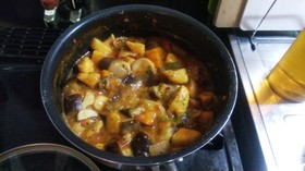 残ったカレーで野菜たっぷりラタトゥイユ♪
