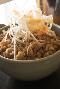 簡単 ピリ辛丼✨鶏そぼろご飯