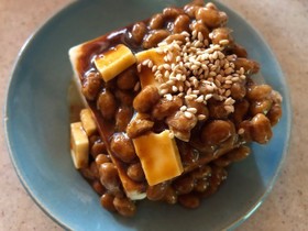 納豆チーズの冷や奴 煮ぬき汁がけ