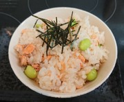 ほんのりごま油が香る◎鮭の炊き込みご飯の写真
