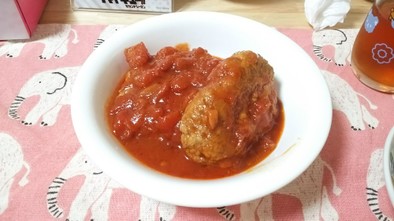 トマト缶で煮込みハンバーグの写真