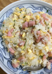 魚肉ソーセージと卵のチャーハン