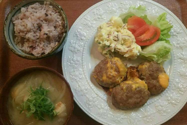 夕飯 チーズハンバーグとポテトサラダ レシピ 作り方 By Msgnb1 クックパッド 簡単おいしいみんなのレシピが376万品