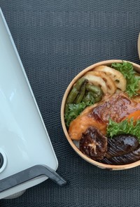秋鮭の黒酢餡かけ丼弁当