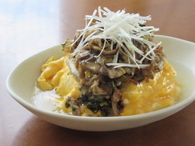 豚肉と高菜漬けとトロトロ卵のあんかけ丼
