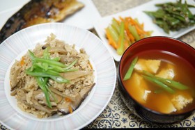 きのこたっぷり鶏ごぼうご飯