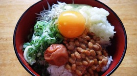 あるものいろいろのっけたずぼら飯
