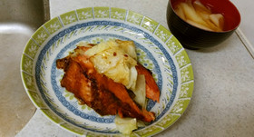 鮭のキャベツ炒め&ネギと大根の味噌汁