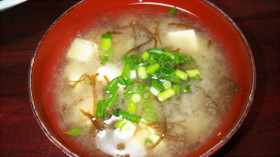 豆腐ともずくのお味噌汁