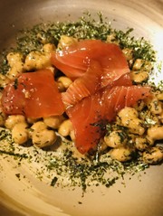 毎日の納豆●マグロの漬け身と一緒にの写真
