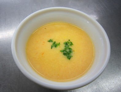 大豆とにんじんのスープの写真