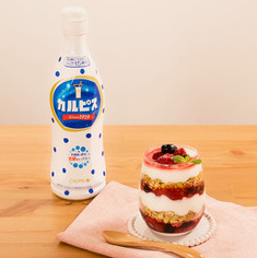 「カルピス」とヨーグルトのパフェ風