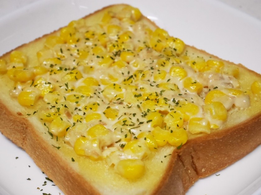 ペルー風トーストスイートコーン、アボカド、キヌアのサラダのレシピ