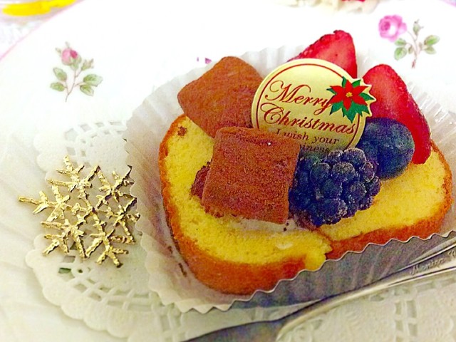 市販のロールケーキにフルーツのせてみて レシピ 作り方 By Hikarin クックパッド 簡単おいしいみんなのレシピが350万品
