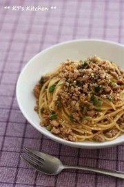 ピリ辛ひき肉のネギごまパスタの写真