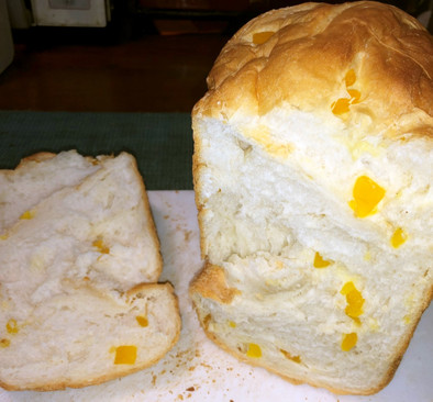 干しマンゴーと酒かすの食パンの写真
