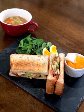 エリンギと夏野菜のバジルサンドイッチ