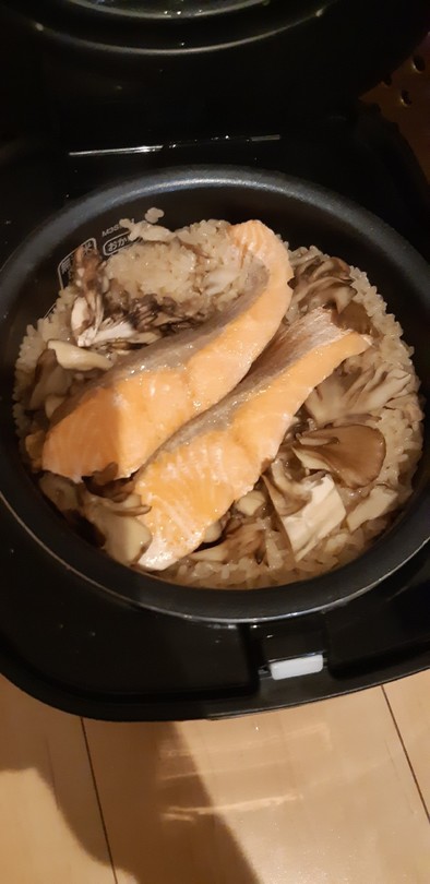 鮭と舞茸の炊き込みご飯の写真