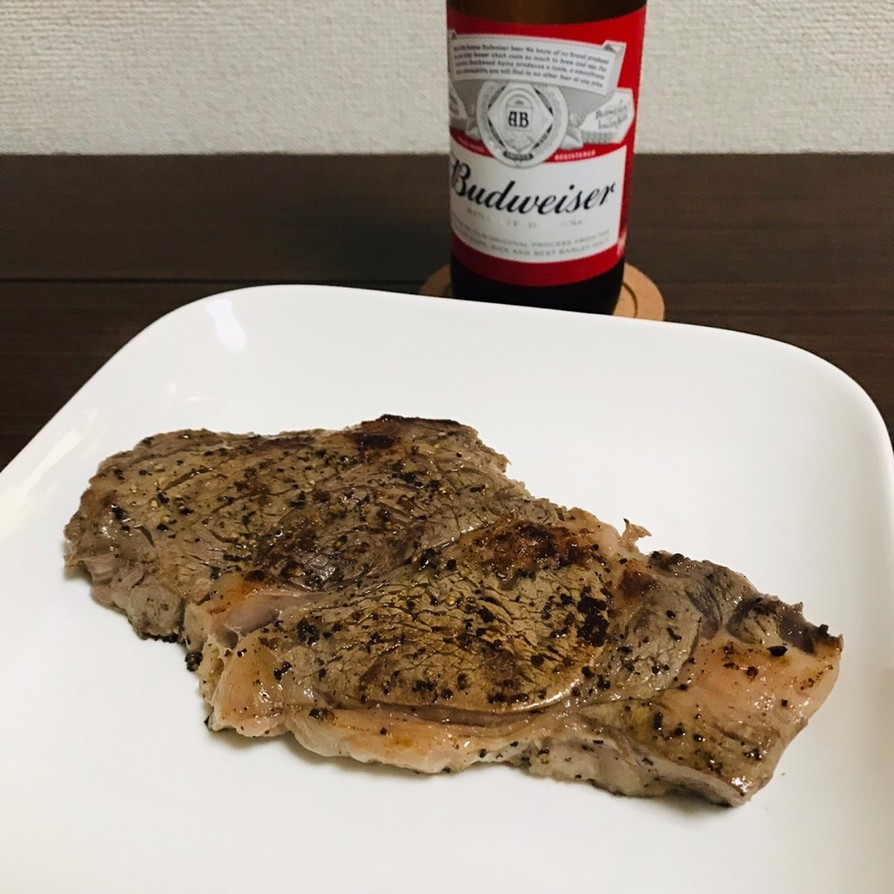 瓶ビールのライフハックとステーキの画像