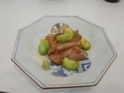 「松山一寸そらまめ」と媛っこ地鶏の照焼の写真