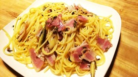ミョウガ、シソの実、ベーコンのパスタ