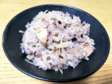 十六穀米でシーチキン生姜炊き込みご飯の写真