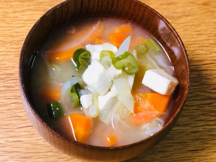 豆腐と野菜の味噌汁の画像