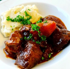 ラム肉の赤ワイン煮込み