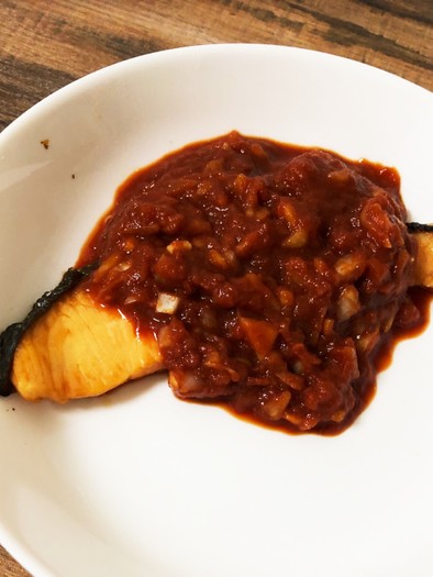 焼き鮭のオニオントマトソースの写真