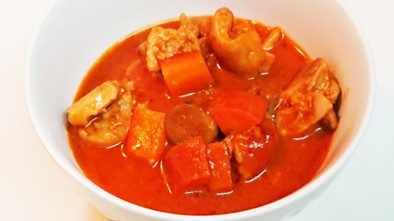 チキンとごぼうと人参のトマト煮込みスープの写真