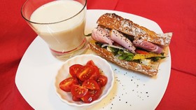 簡単朝ごはん♪ハムサラダバケットサンド