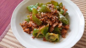 豚肉と万願寺とうがらしのケチャップ炒め