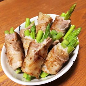 お弁当に♡アスパラの豚肉巻き〜塩コショウ