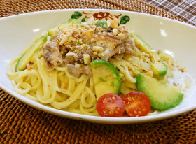サバ水煮缶とアボカドの豆乳スープパスタ