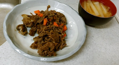 牛肉と舞茸炒め&大根の味噌汁の写真