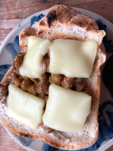 バーモントカレーの粉で納豆トーストの画像