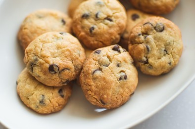 簡単サクサク⭐基本のチョコチップクッキーの写真