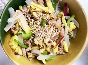 全てレンジさつま芋ひき肉の青椒肉絲丼