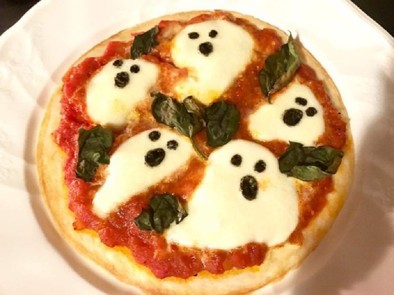 ハロウィンパーティーのゴーストピザの写真