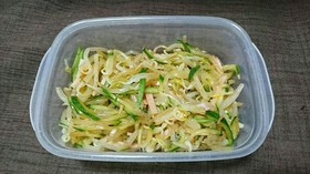 もやしときゅうりとハムのピリ辛サラダ