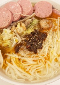 蒸し海老、鶏肉、ソーセージスープ麺